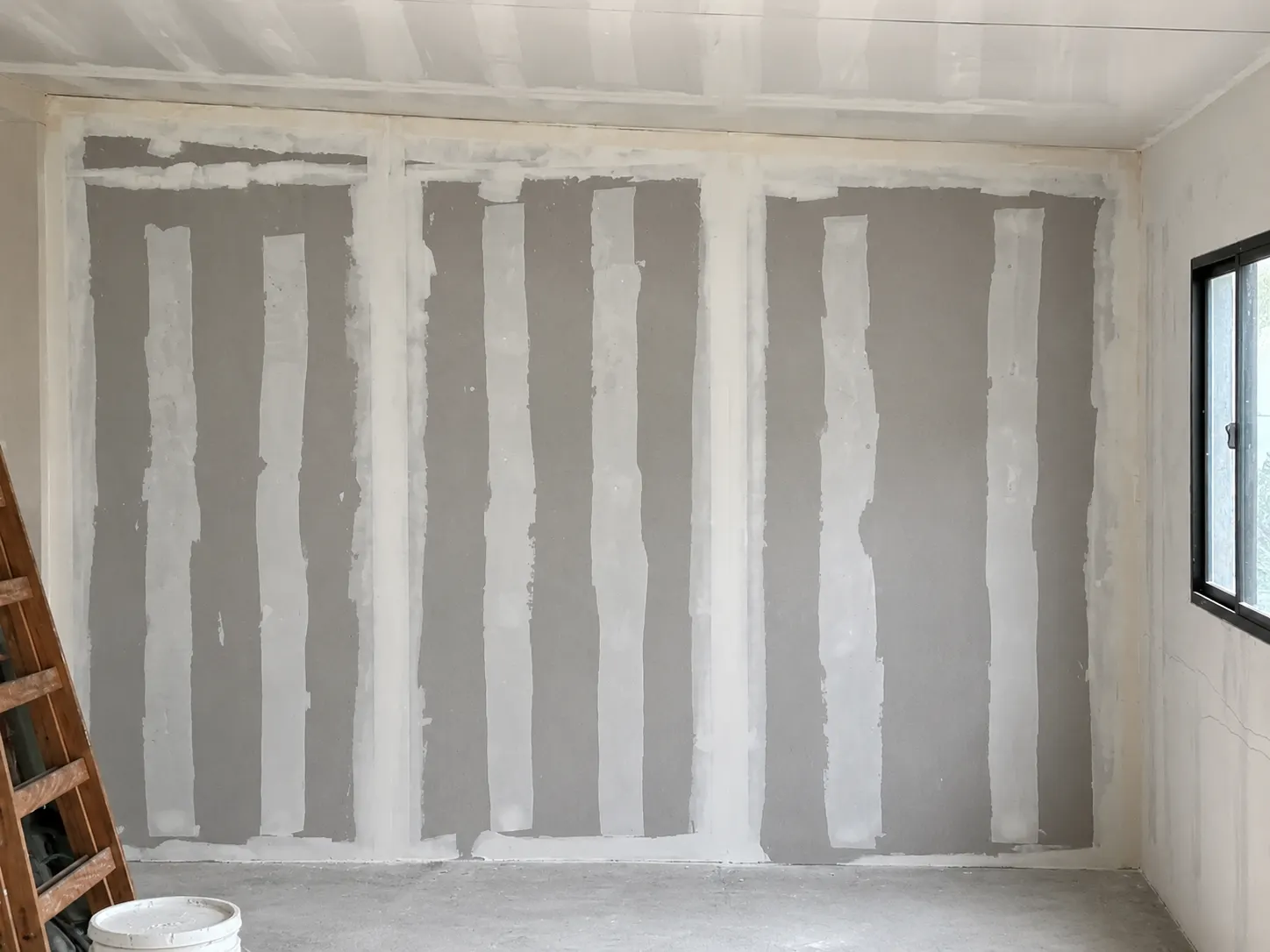 Pared de yeso con tomado de juntas